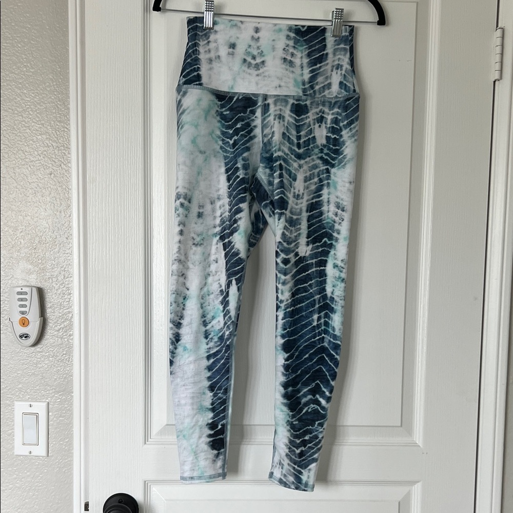 Like new! Tie-Dye Leggings in Blue and White size small